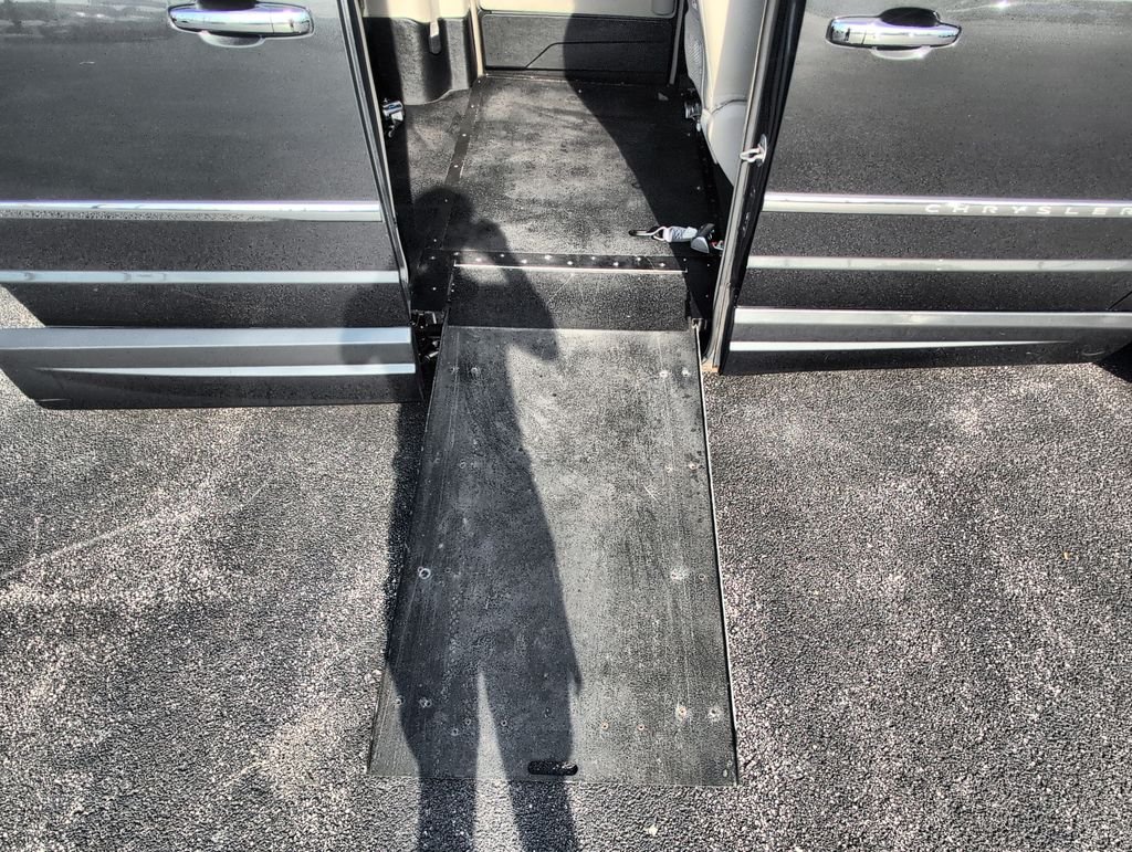 Used 2012 Gray Chrysler Touring-L image 15