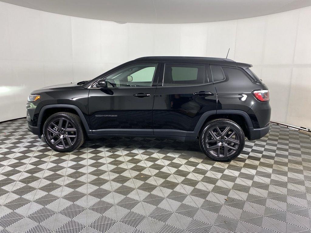Used 2026 Diamond Black Crystal Pearlcoa Jeep Limited image 5