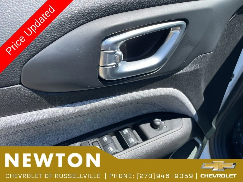 Used 2025 Bright White Clearcoat Jeep Latitude image 6