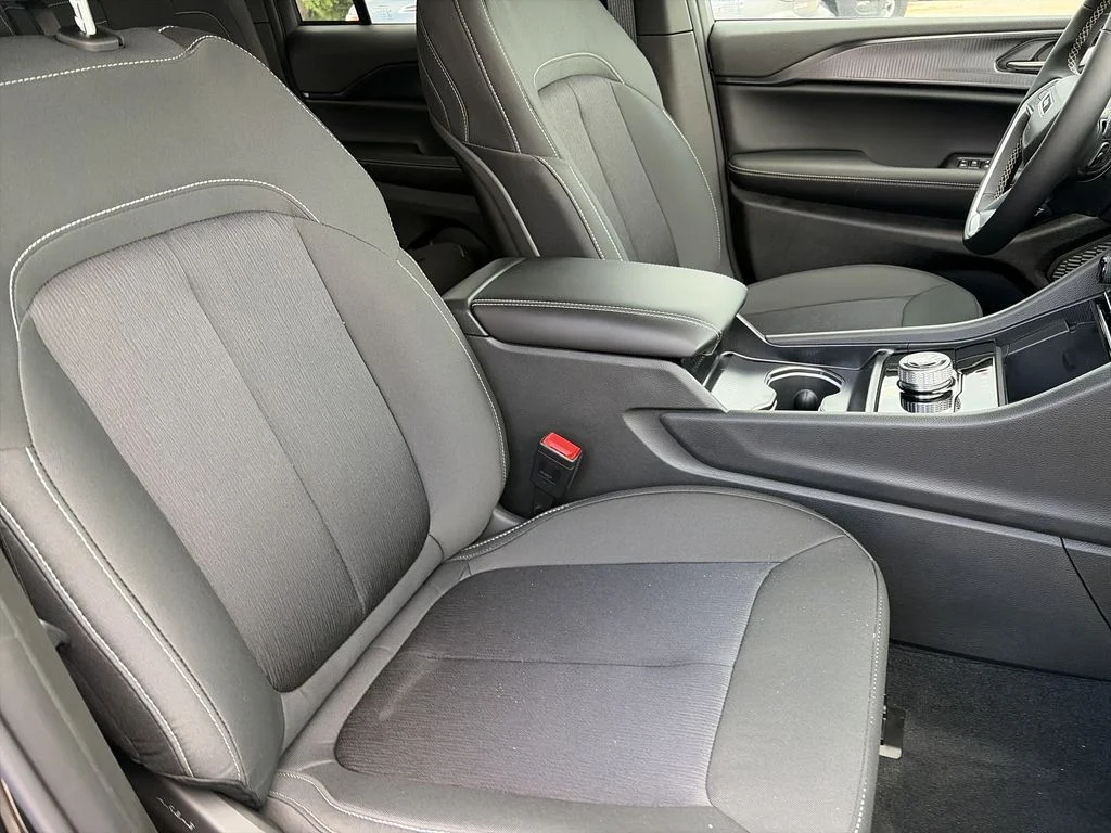 New 2026 Diamond Black Crystal Pearlcoat Jeep Laredo X image 33