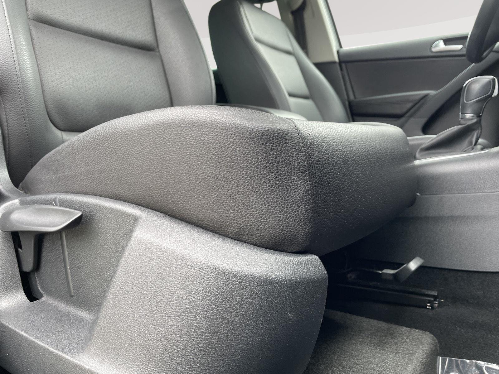 Used 2014 Pepper Gray Metallic Volkswagen SE image 17