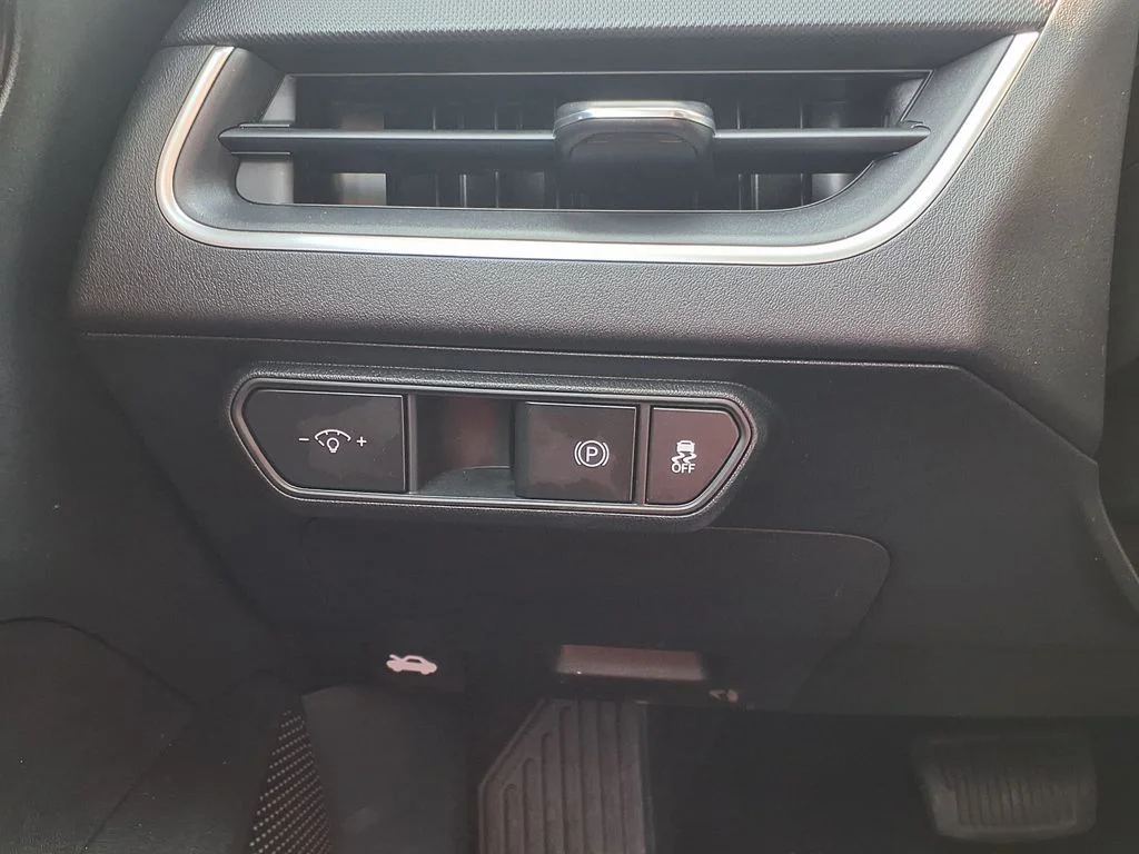 Used 2025 Red Kia LXS image 29