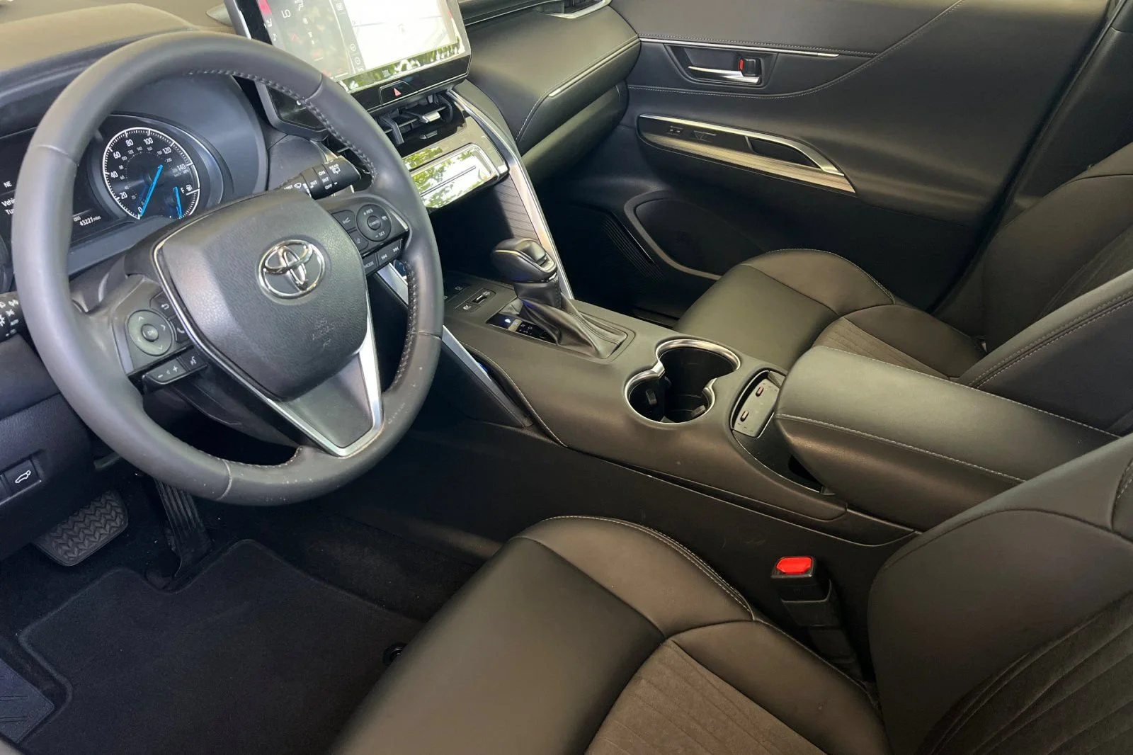 Used 2021  Toyota LE image 10