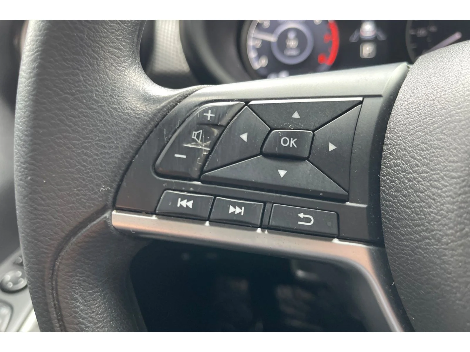 Used 2019 Aspen White Tricoat Nissan SV image 32