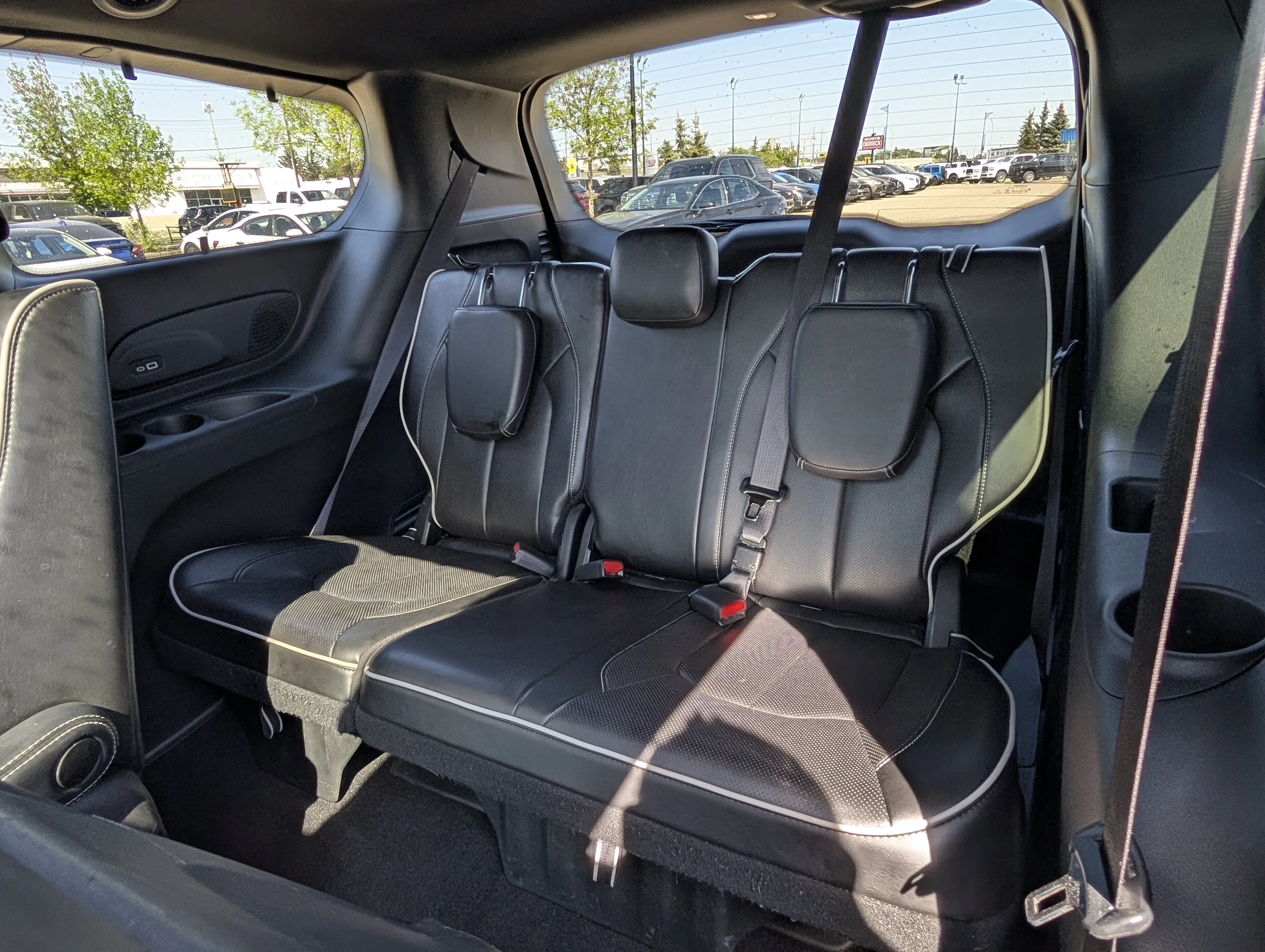 Used 2022 Ceramic Grey Chrysler Limited image 21