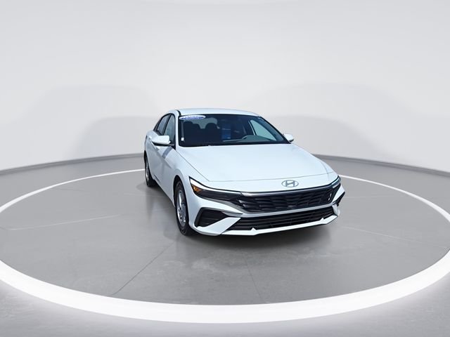 Used 2025 White Hyundai SE image 3