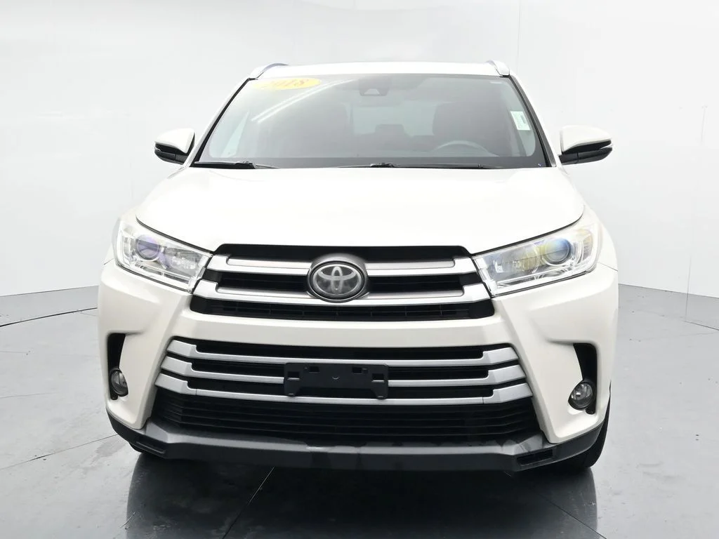 Used 2018 White Toyota XLE image 3