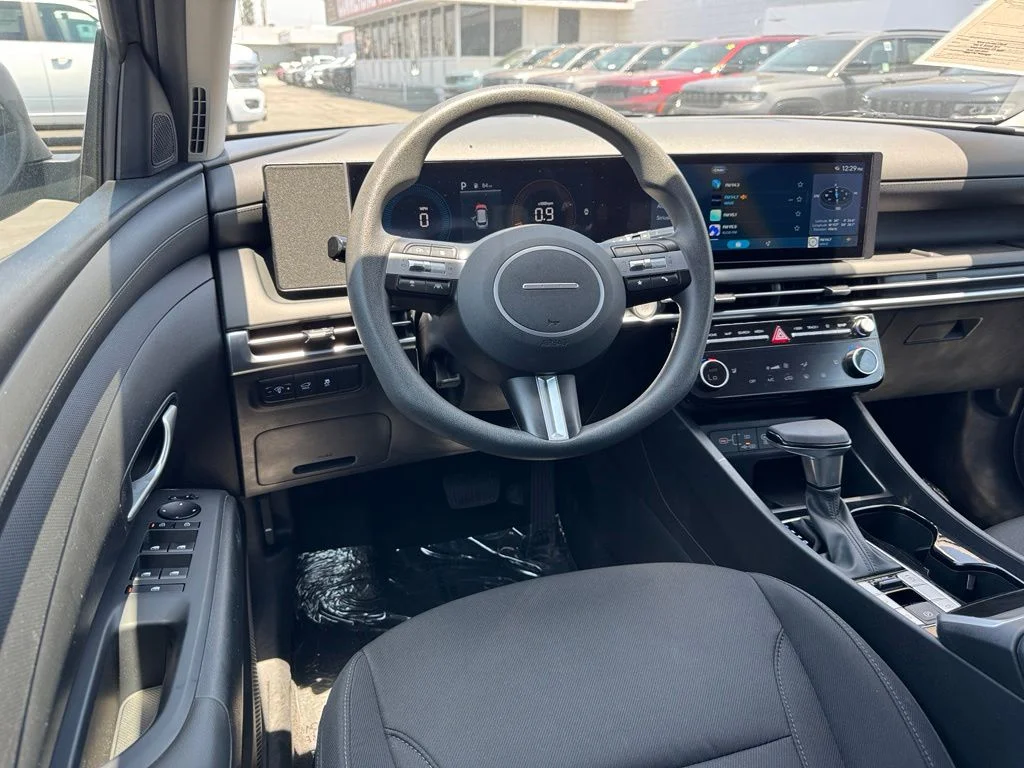 Used 2025 Green Hyundai SEL image 27