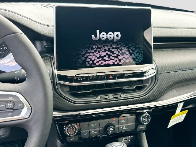 New 2026 Bright White Clear-Coat Exterior Paint Jeep Latitude image 14