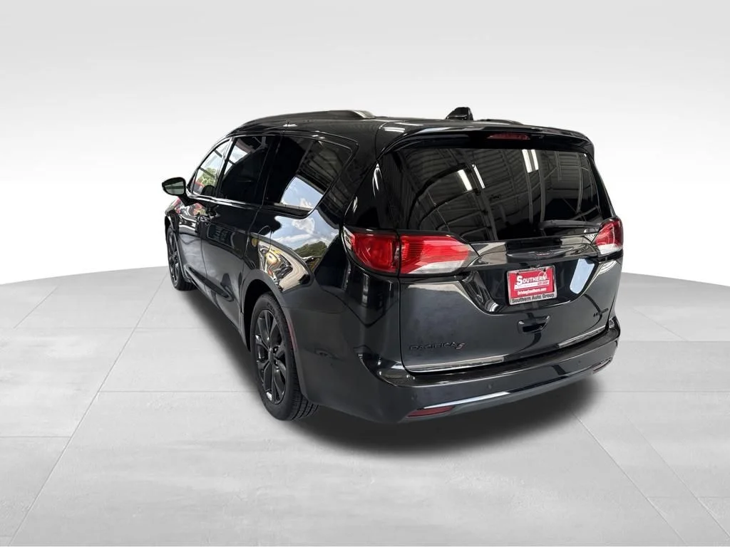 Used 2020 Black Chrysler Limited image 3