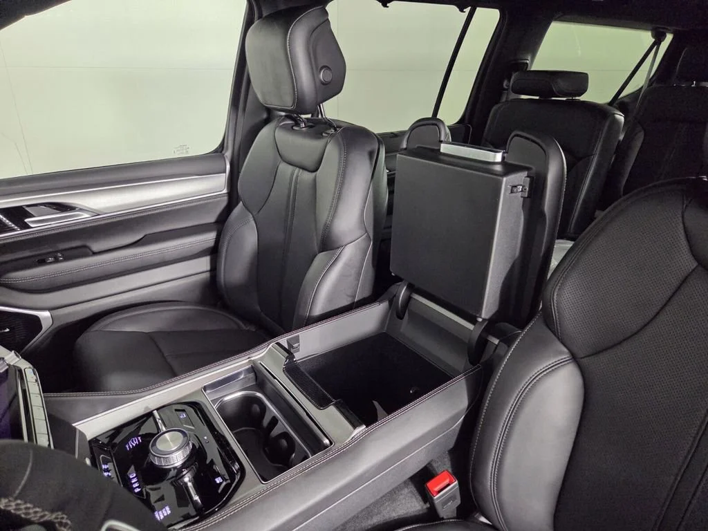 New 2026 Silver-Zynith Exterior Paint Jeep Limited Reserve image 15