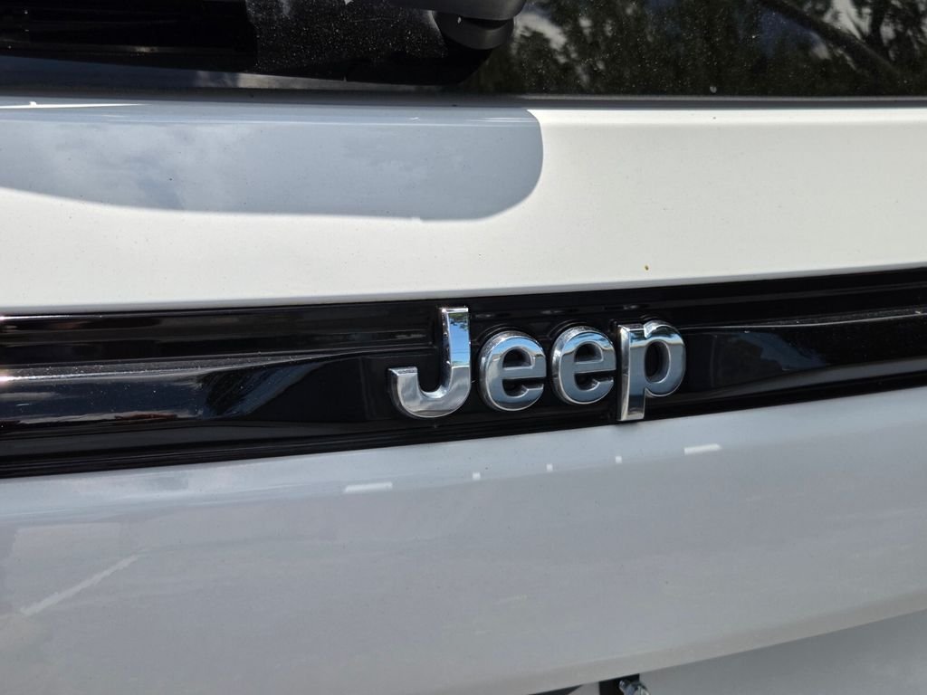 Used 2022 White Jeep Limited image 10