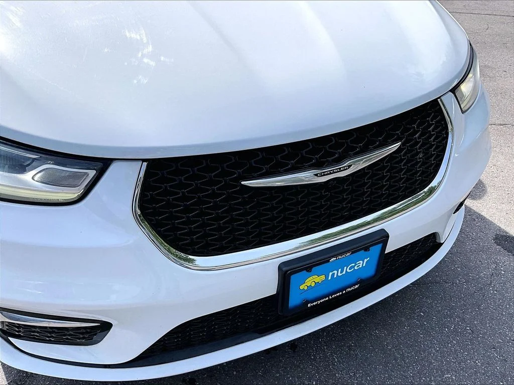 Used 2021 Bright White Clearcoat Chrysler Touring L image 33
