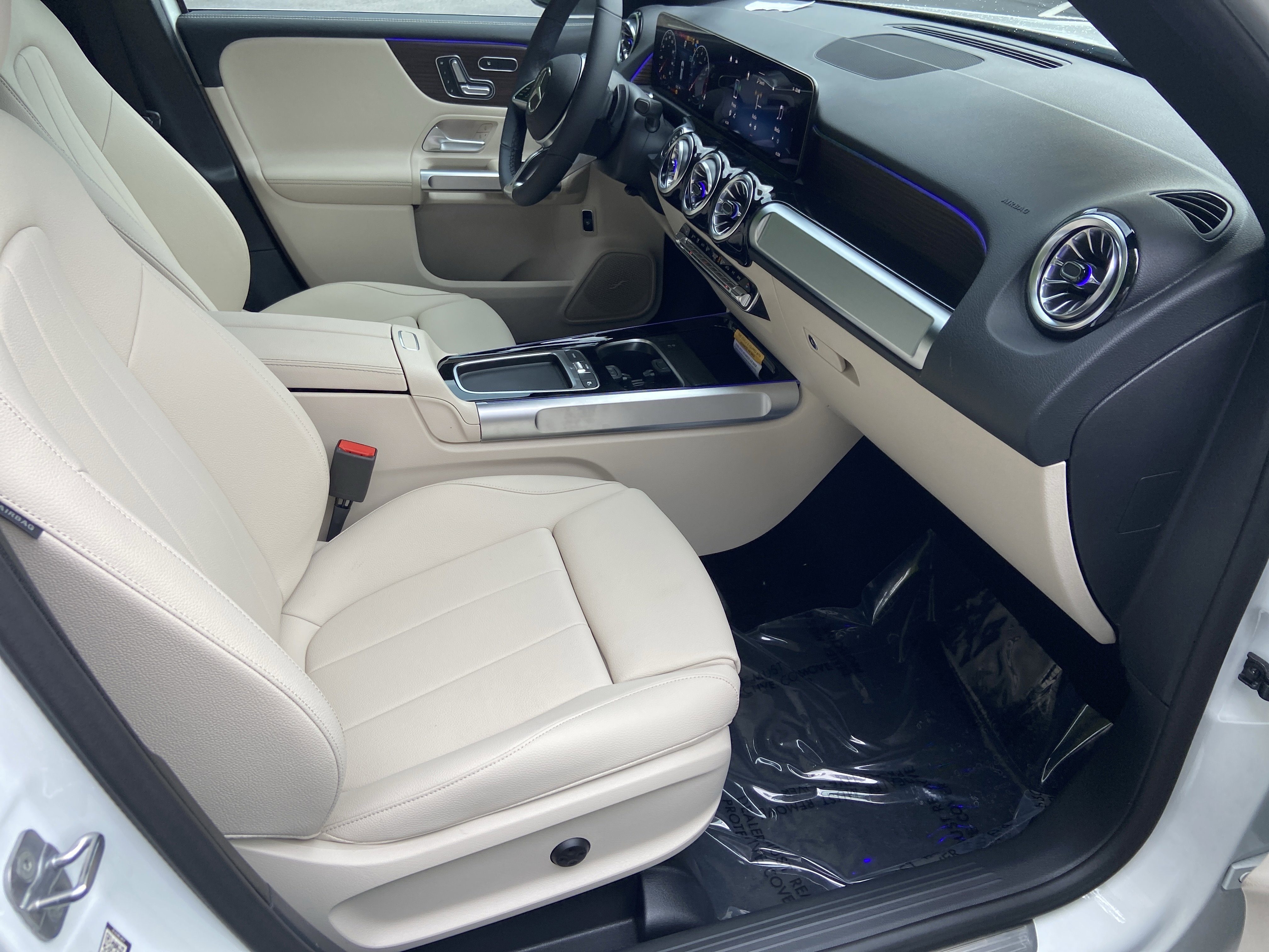 New 2026 Polar White Mercedes-Benz GLB 250 SUV image 43
