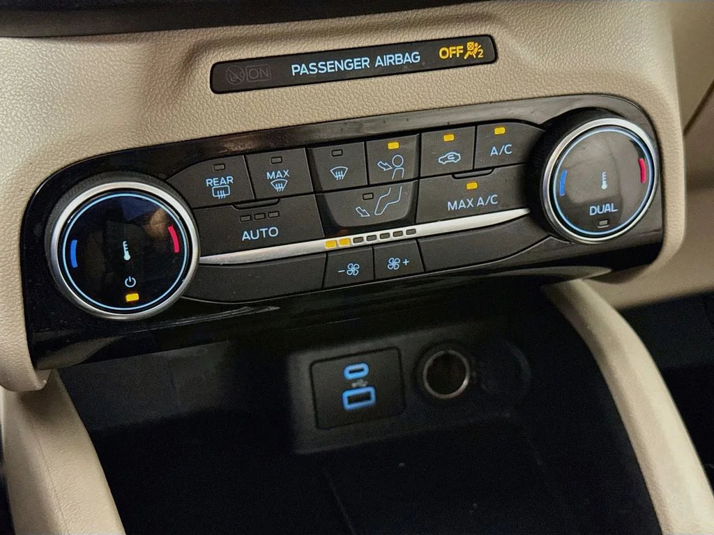 Used 2022 Black Ford SE image 19