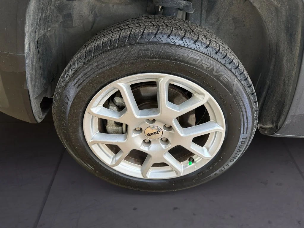Used 2023 White Jeep Latitude image 9