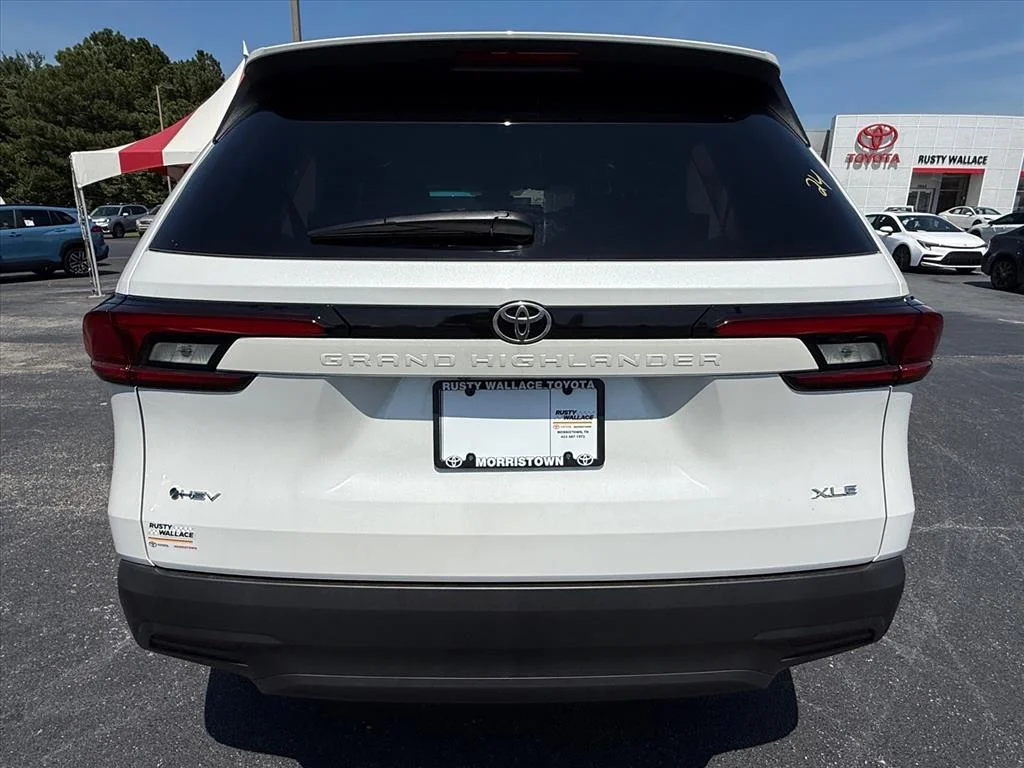 Used 2026 Pearl Toyota XLE image 6