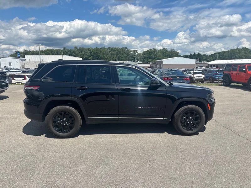 New 2026 Diamond Black Crystal Pearl-Coat Exterior Paint Jeep Laredo Altitude image 2