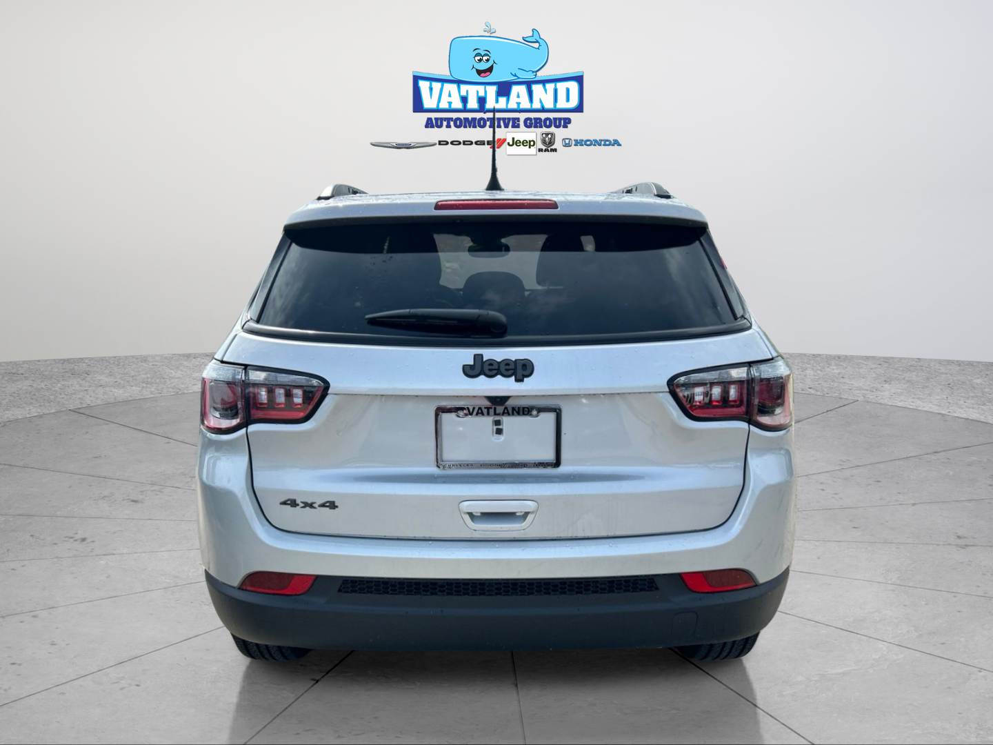 New 2026 Silver Zynith Metallic Clearcoat Jeep Latitude image 4