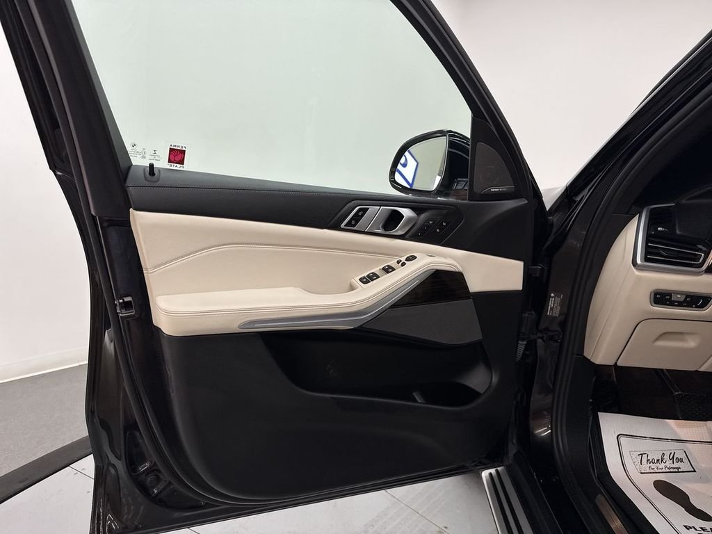 Used 2020 Black Sapphire Metallic BMW xDrive40i image 14
