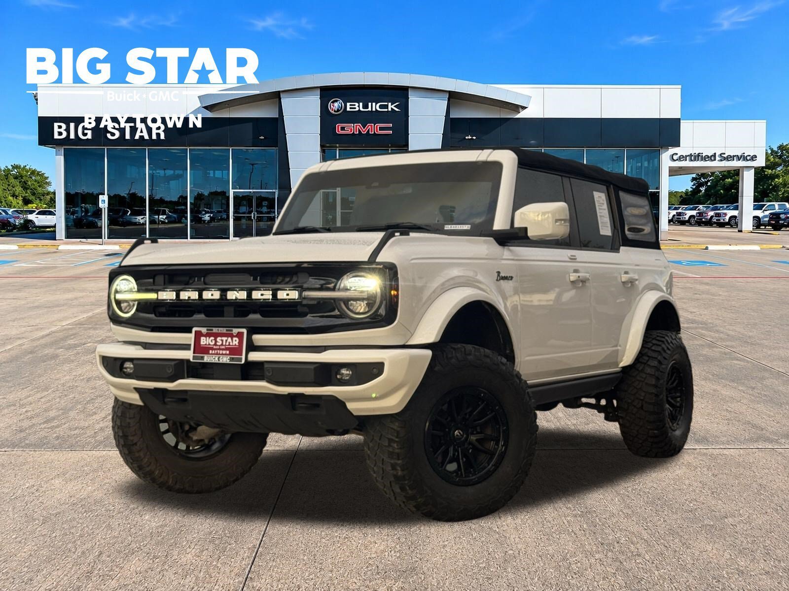 Used 2022 Oxford White Ford Base 4 Door 4x4 image 1