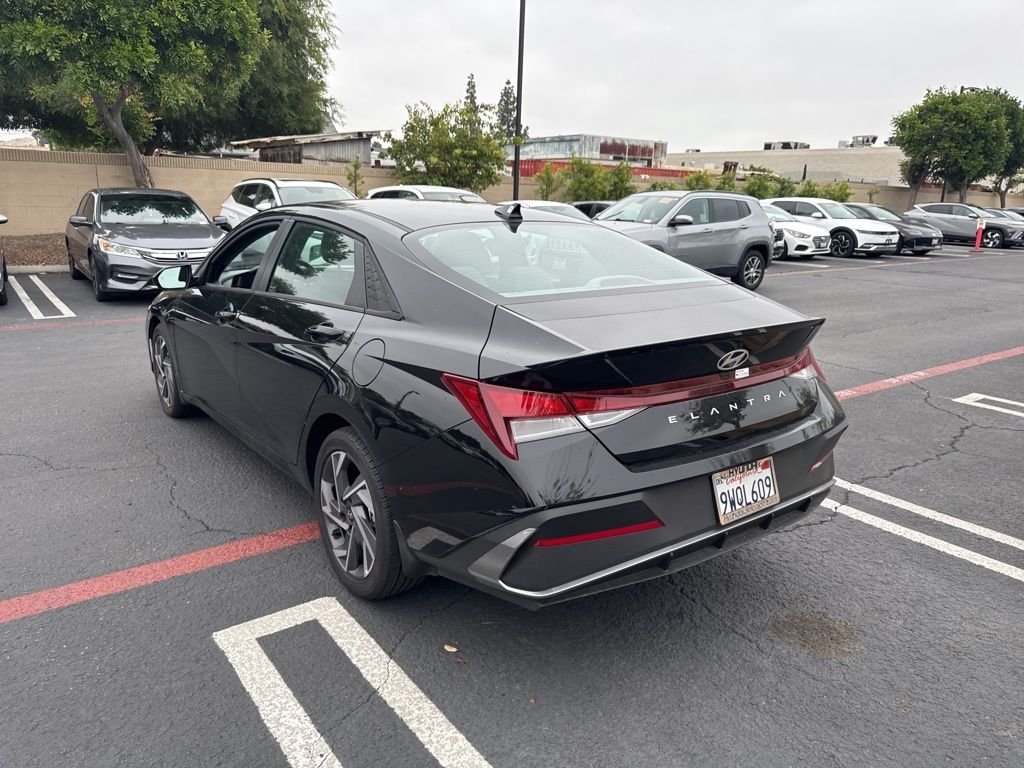 2025 Hyundai Elantra SEL - Photo 2