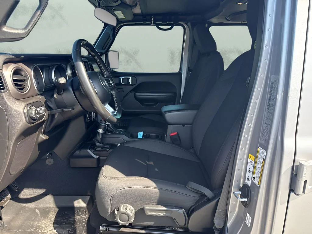 Used 2020 Silver Jeep Sport image 9