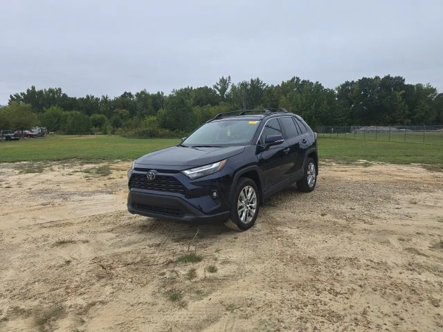 Used 2025  Toyota XLE Premium image 2