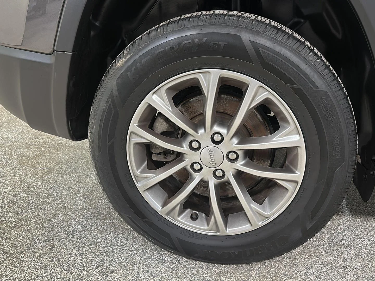 Used 2022 Granite Crystal Metallic Clearcoat Jeep Latitude Lux image 11
