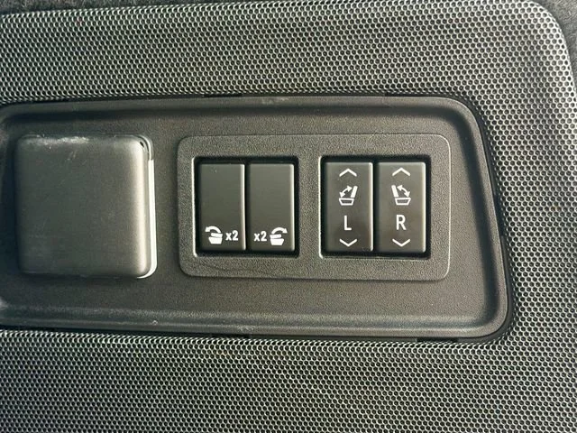 Used 2022 Crystal White Tricoat Cadillac Sport Platinum image 13