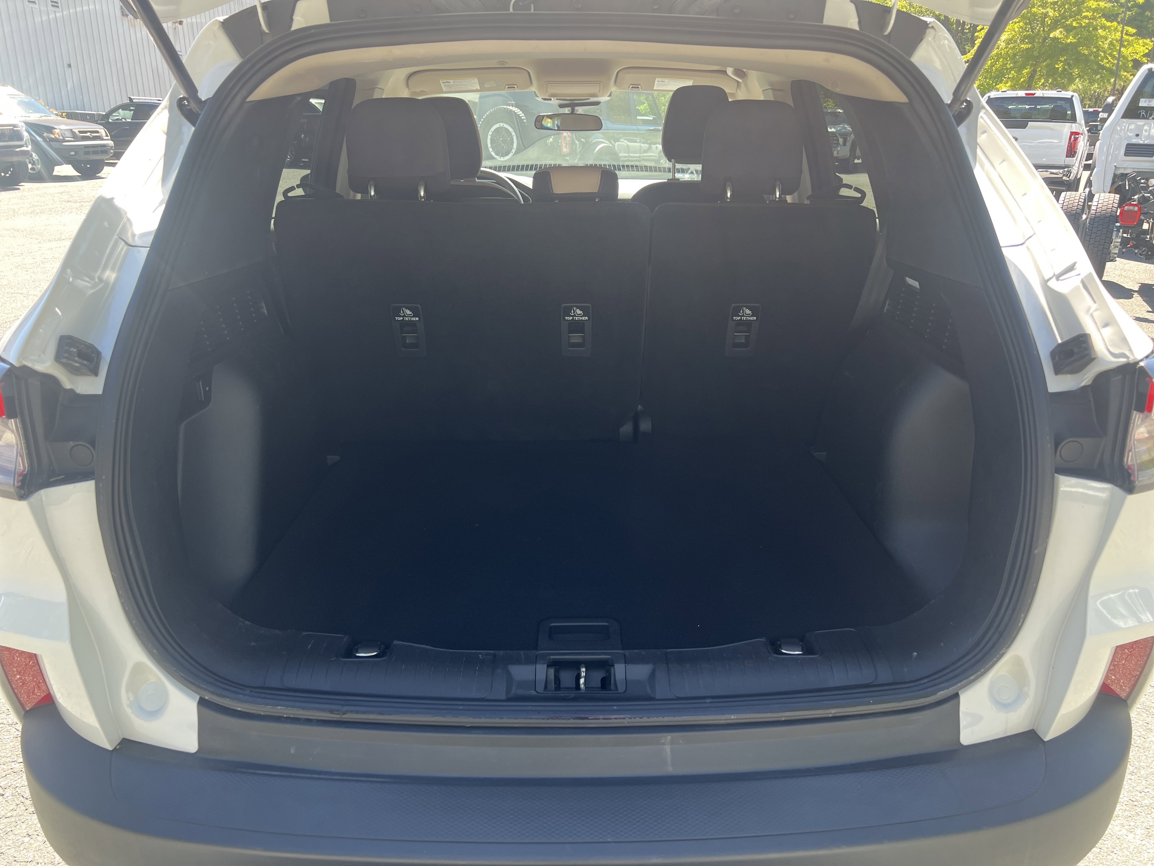 Used 2020 White Metallic Ford SE image 17