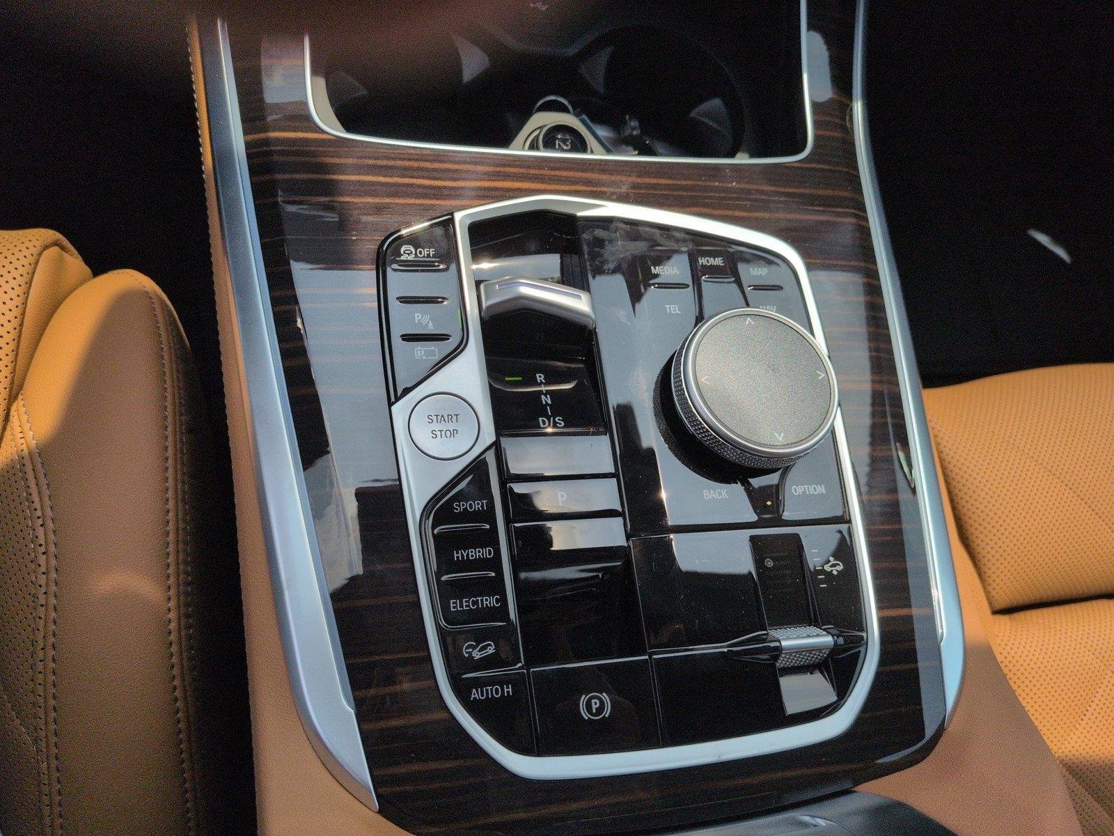 New 2026 Manhattan Green Metallic BMW xDrive50e image 28