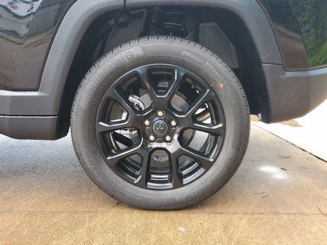 New 2026 Diamond Black Crystal Pearl-Coat Exterior Paint Jeep Latitude image 7