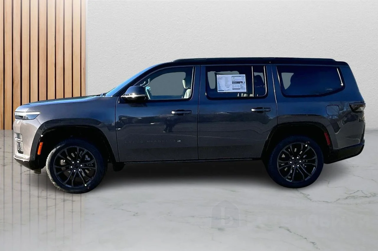 New 2026 Baltic-Gray Metallic Clear-Coat Exterior Paint Jeep Summit Obsidian image 6