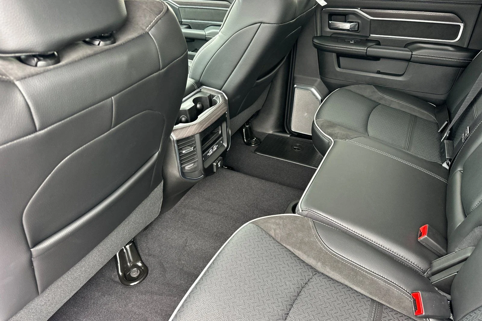2026 RAM 2500 Laramie - Photo 9