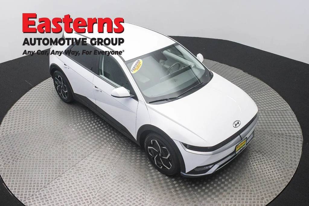 Used 2024 White Hyundai SEL image 3