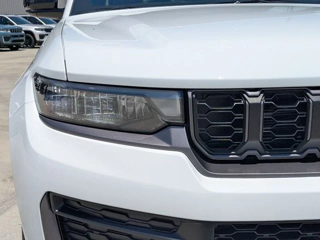 Used 2026 White Jeep Altitude image 9