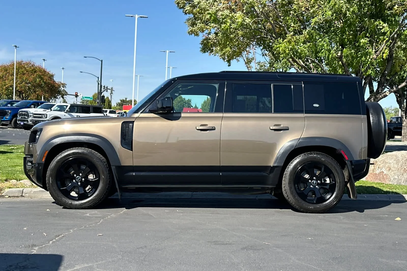 Used 2023 Gondwana Stone Land Rover X-Dynamic SE image 5