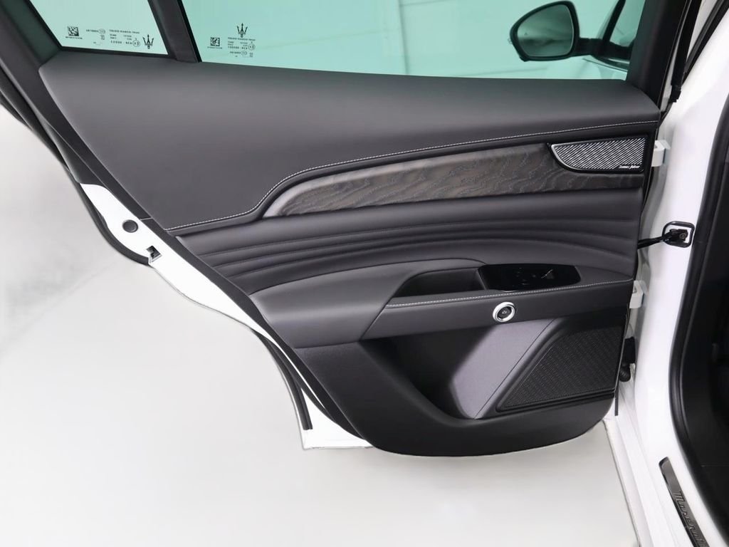 Used 2025 Bianco Astro Metallic Maserati Base image 27