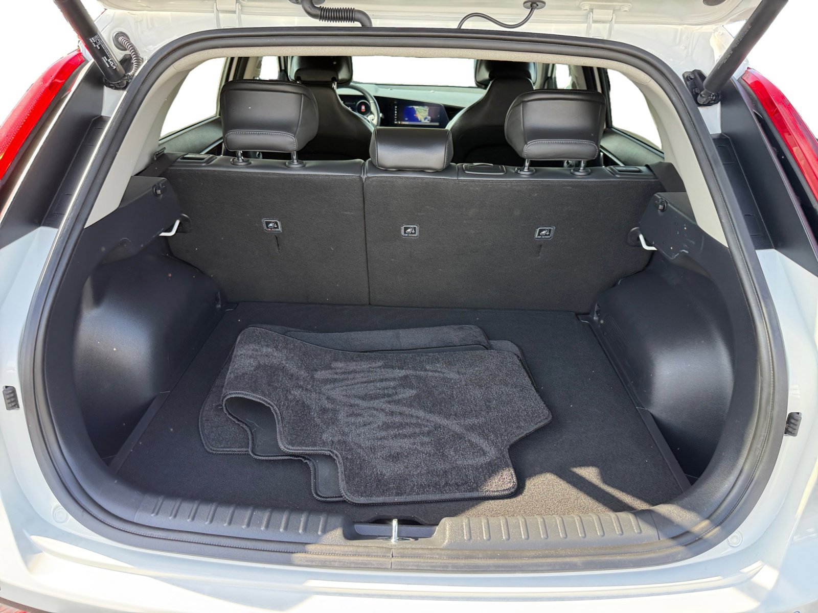 Used 2024 Snow White Pearl Kia Wind image 17
