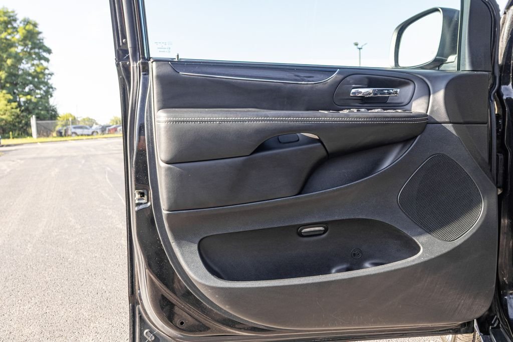 Used 2017 Black Dodge SXT image 27