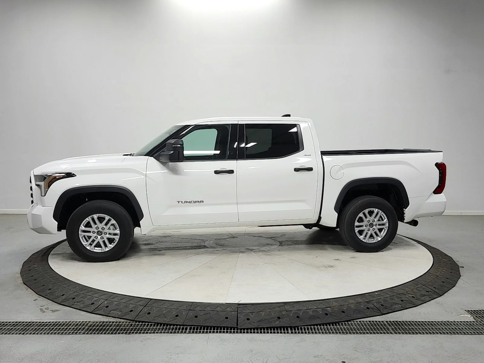 Used 2022 White Toyota SR5 image 4