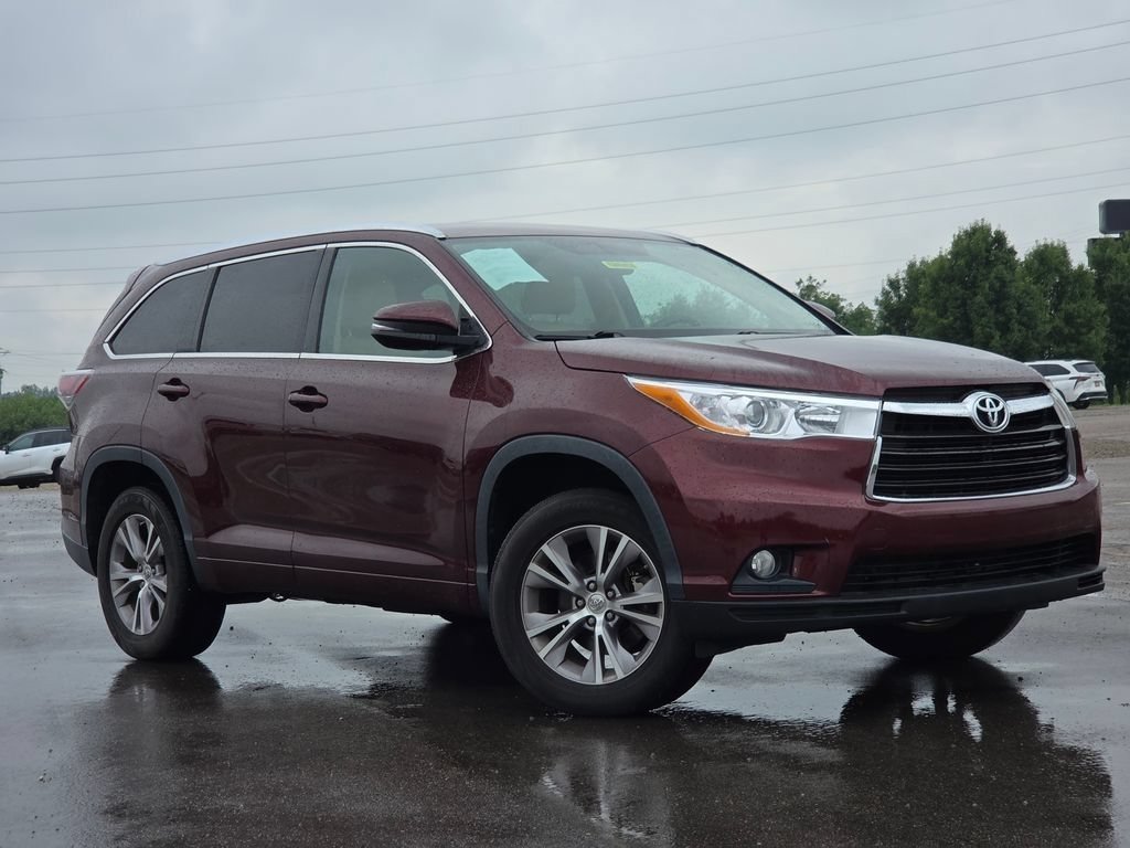 Used 2015 Ooh La La Rouge Mica Toyota XLE V6 image 2