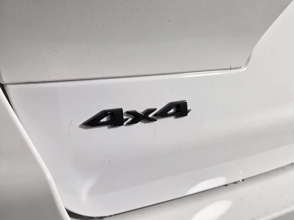 New 2026 Bright White Clear-Coat Exterior Paint Jeep Limited Reserve image 28