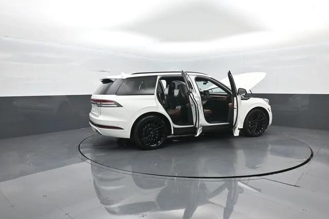 Used 2022 White Lincoln Reserve image 23
