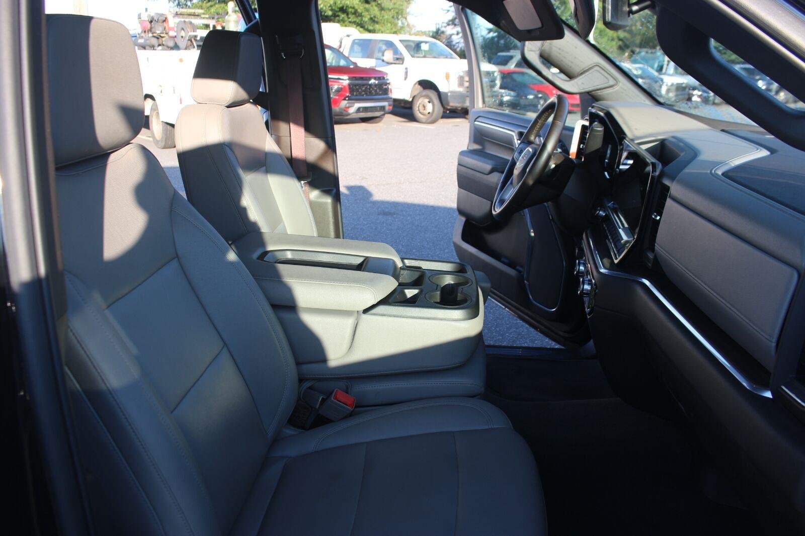 Used 2025 Onyx Black GMC SLT image 32