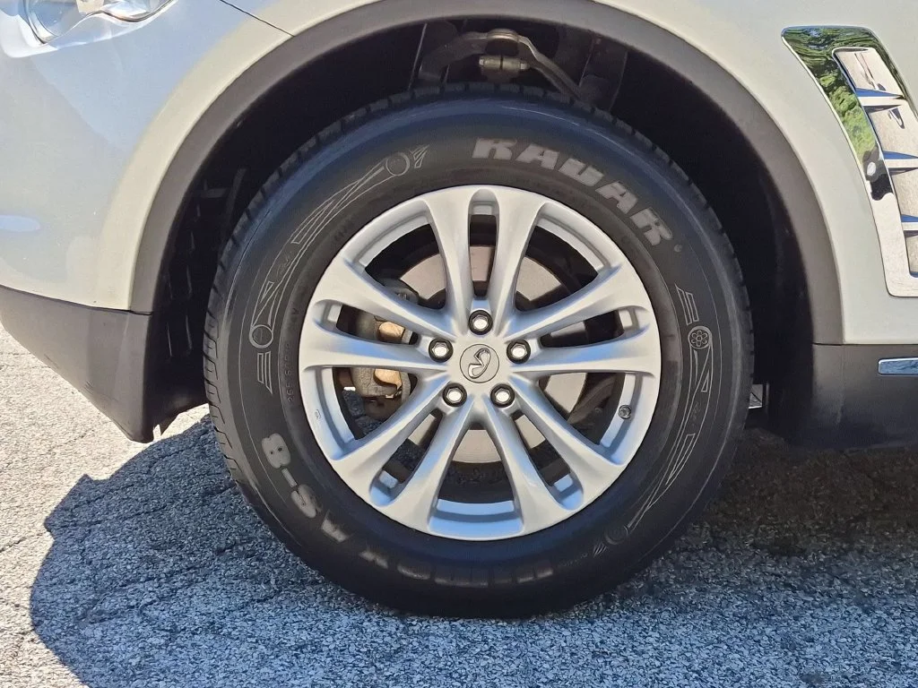 Used 2017 White INFINITI Base image 33