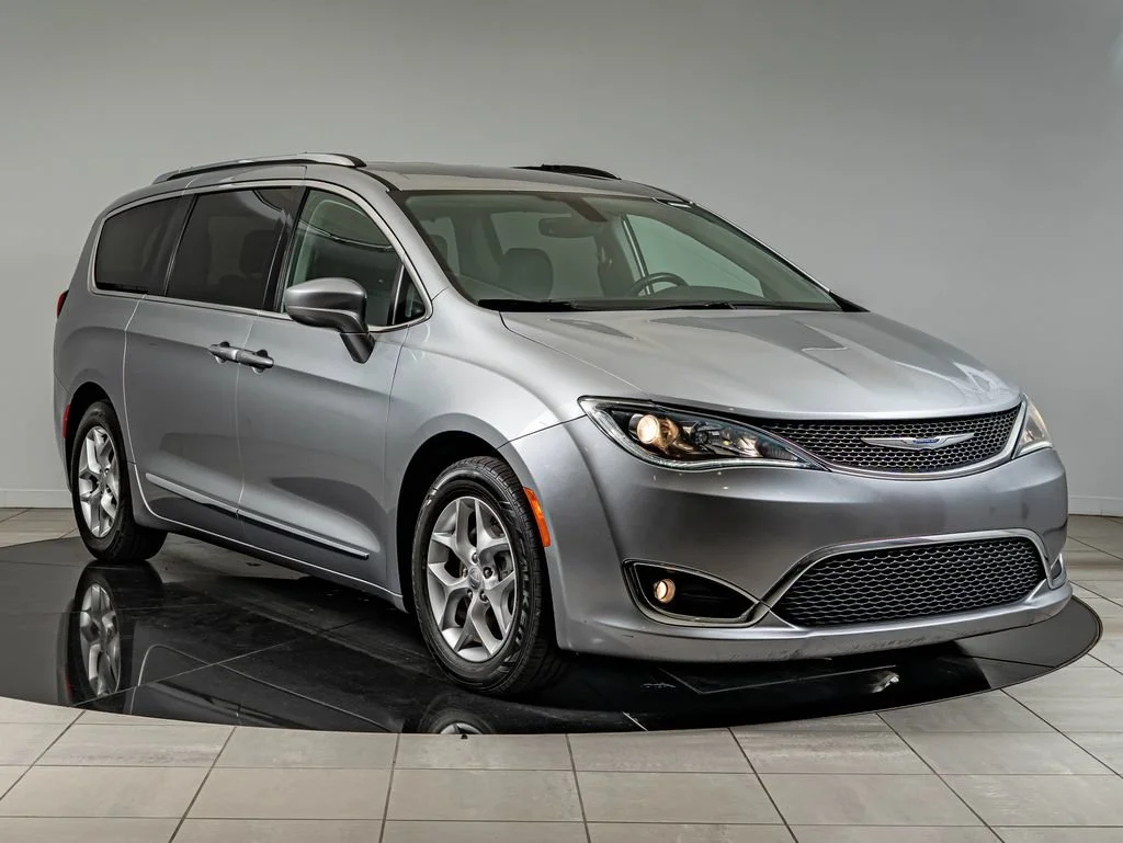 Used 2018 Billet Silver Metallic Clearcoat Chrysler Touring L Plus image 3