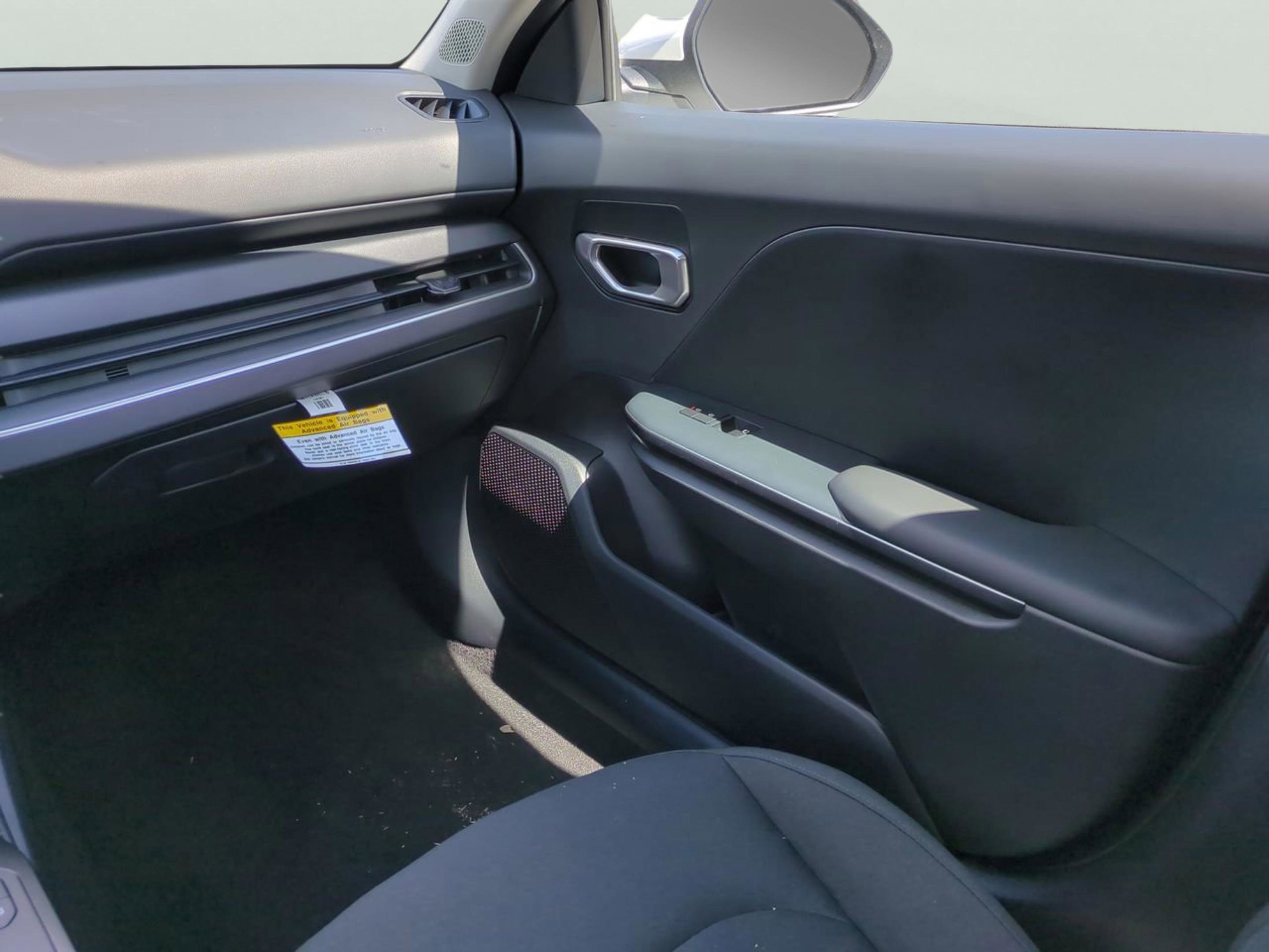New 2026 Snow White Pearl Kia LXS image 18