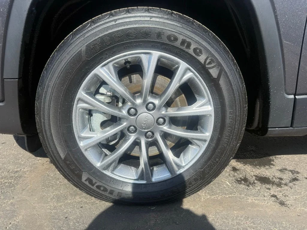Used 2022 Gray Jeep Latitude Lux image 9